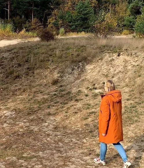 Marjan van den Dool wandelend in de natuur