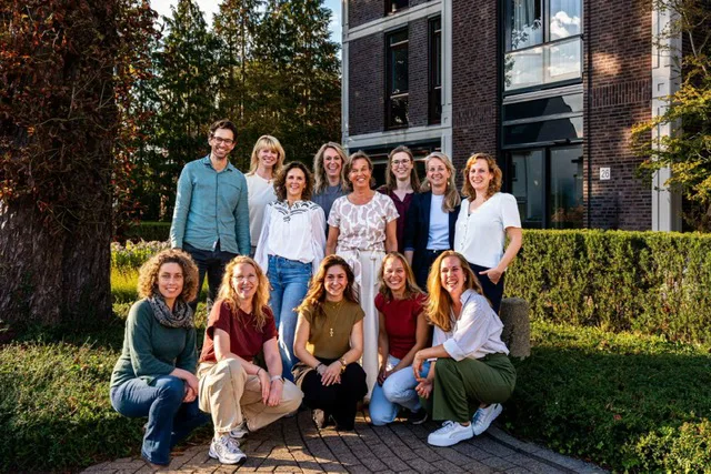Zorgverleners van SamenZorg Baarn verzameld voor het praktijkpand aan de Eemnesserweg.
